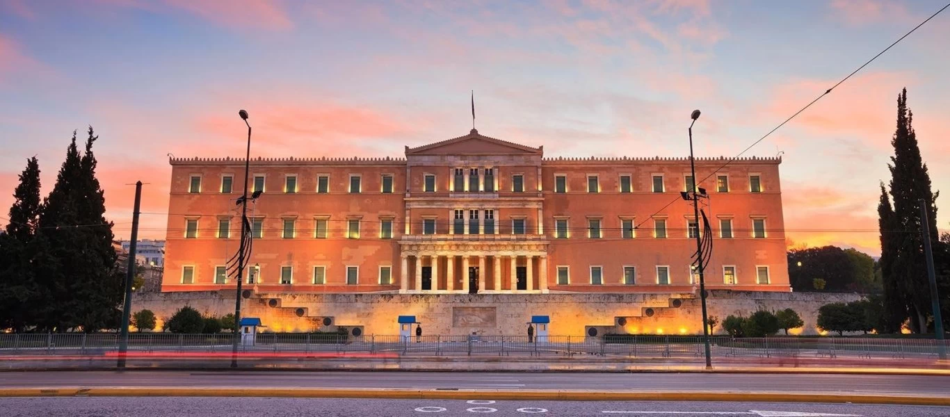 «Έμειναν» από αντισηπτικό υγρό στη Βουλή - Έντονα τα παράπονα των εργαζομένων